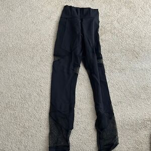 Lululemon size 2 legging features mesh
